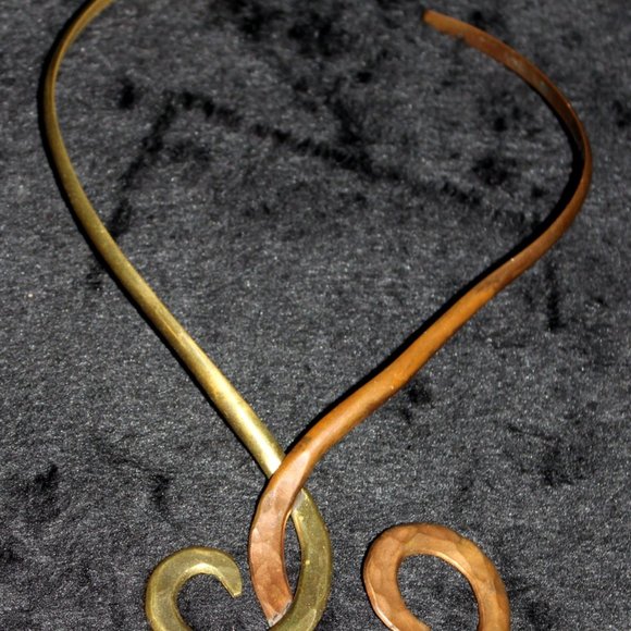 Brass and copper look metal modernist swirl necklace - Picture 4 of 4